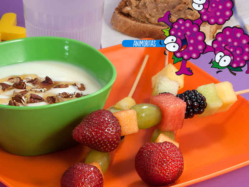 Lonchicuates - Banderillas de fruta y yogurt.